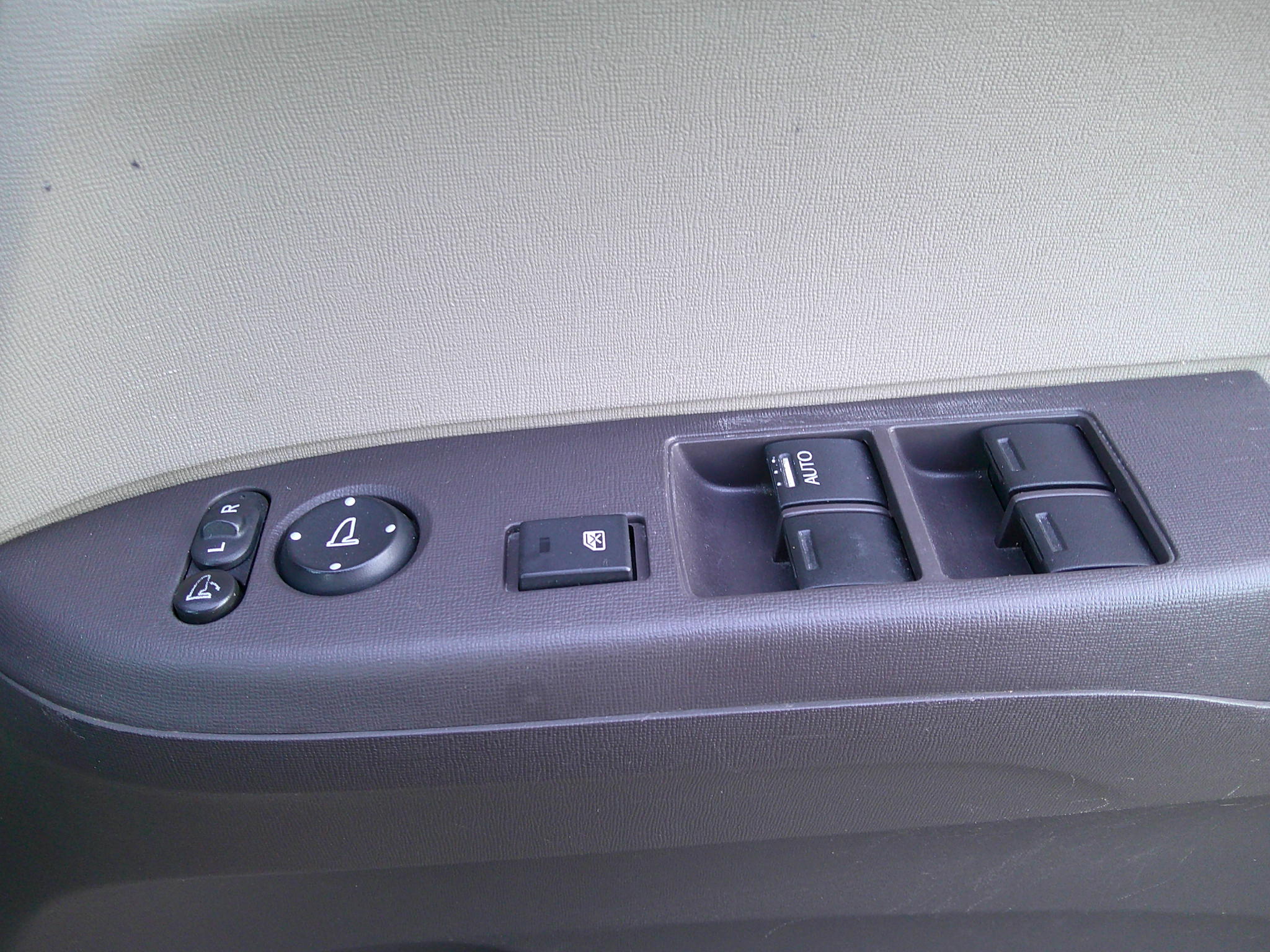 26年　N-one　GLパッケージ　車両本体５３万円　支払総額55万円　修復歴無　車検9年4月21日迄ありすぐ乗れます。ローン通らない方もご相談下さい。