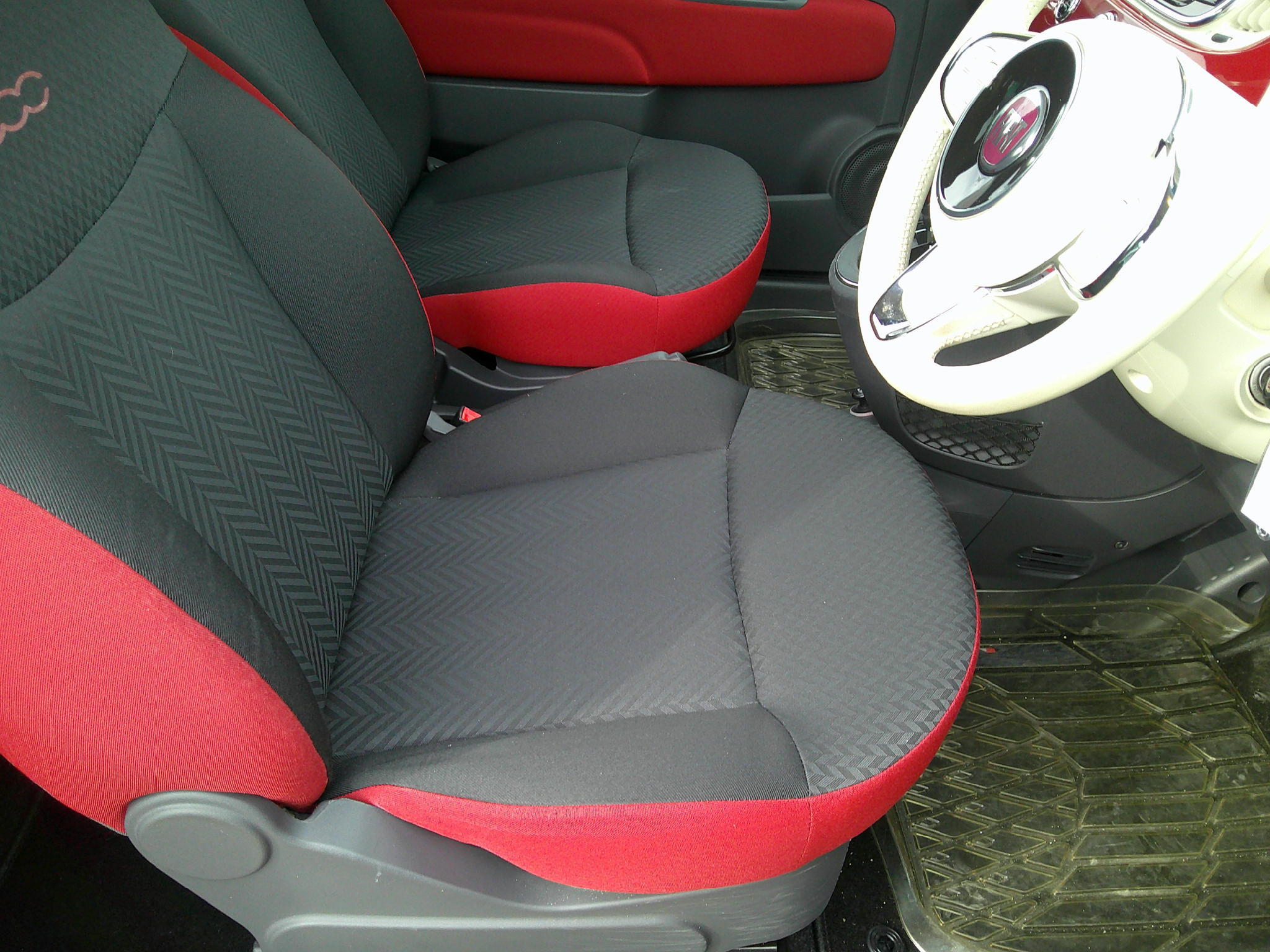 28年　フィアット500　ツインエアポップ　車輛本体71万円　支払総額75万円　修復歴無　車検9年８月29日　すぐ乗れます。